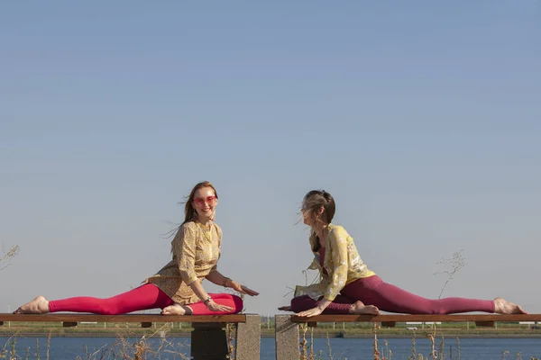 Yoga im Park - Meditation und Atemübungen mit einem erfahrenen Trainer, Porträt — Stockfoto