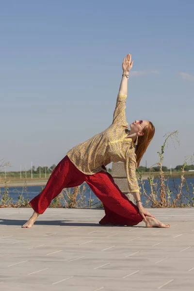 Frau mittleren Alters macht frühmorgens Yoga in einem Park — Stockfoto