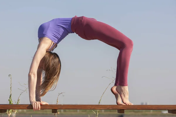 Giovane ragazza che fa yoga nel parco — Foto Stock