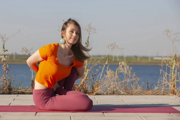 Йога упражнения - женщина, занимающаяся йогой поза медитации в общественном парке спорта здоровой концепции . — стоковое фото