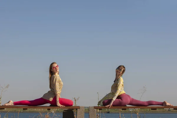 Yoga in the park - meditation and breathing exercises with an experienced trainer, Portrait — Stock Photo, Image