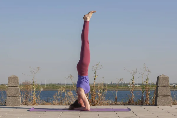 Yoga-Gymnastik - Frau macht Yoga-Pose-Meditation im öffentlichen Park Sport gesundes Konzept. — Stockfoto
