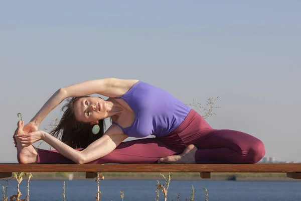 Junges Mädchen beim Yoga im Park — Stockfoto