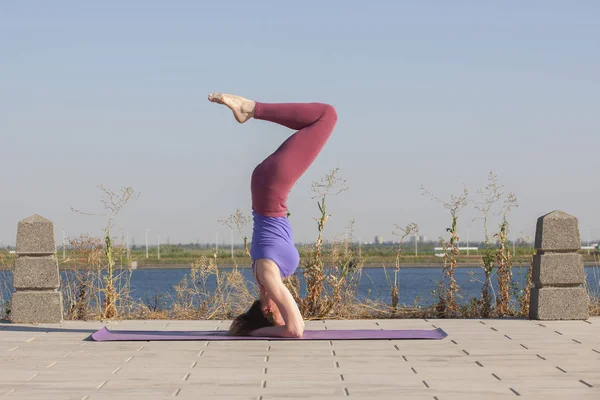 Yoga-Gymnastik - Frau macht Yoga-Pose-Meditation im öffentlichen Park Sport gesundes Konzept. — Stockfoto