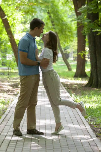 Пара прогулок рука об руку в парке - романтическое свидание на открытом воздухе — стоковое фото