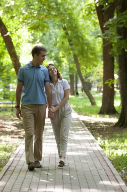 Elinde bir parkta - romantik Tarih açık havada el yürüme Çift