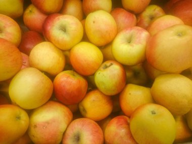 Kırmızı elmasüpermarket tezgahında