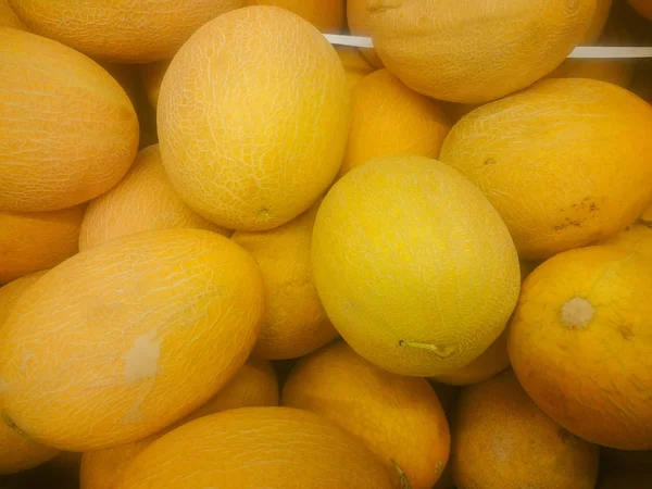 Melão fresco na prateleira no supermercado — Fotografia de Stock