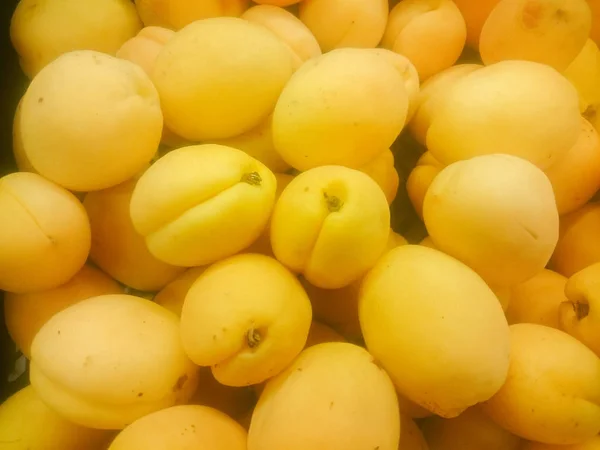Macro Foto de alimentos de albaricoque de frutas tropicales. Textura de fondo de albaricoques maduros amarillos dulces. Imagen comida fruta albaricoques — Foto de Stock