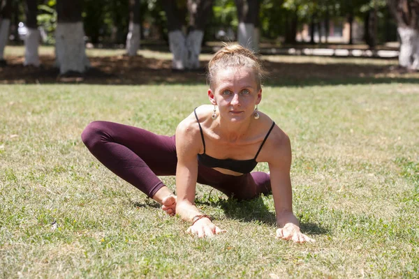 Donna sana di mezza età che fa fitness stretching all'aperto — Foto Stock