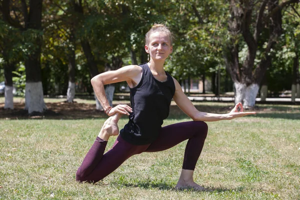 Donna sana di mezza età che fa fitness stretching all'aperto — Foto Stock