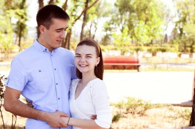 aşk iki park güneş ışınları mutluluk içinde yaz akşamları