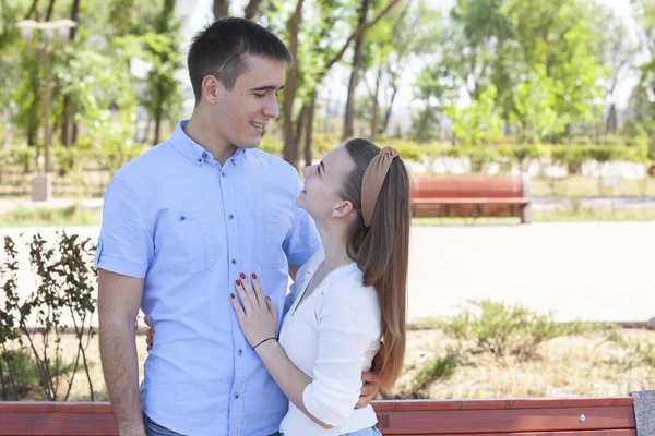 Soirée d'été en couple amoureux dans le parc rayons de soleil bonheur — Photo