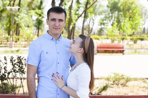 Noite de verão no casal de amor no parque raios de sol felicidade — Fotografia de Stock