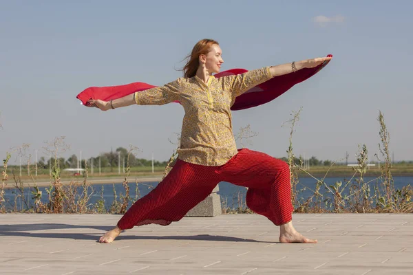 Frau mittleren Alters macht frühmorgens Yoga in einem Park — Stockfoto