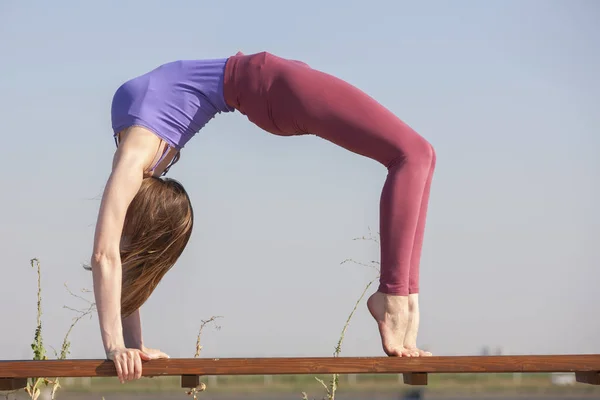 Junges Mädchen beim Yoga im Park — Stockfoto