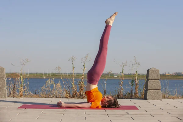 Yoga im Freien. glückliche Frau macht Yoga-Übungen, meditiert im Park. Yoga Meditation in der Natur. Konzept der gesunden Lebensweise und Entspannung. — Stockfoto