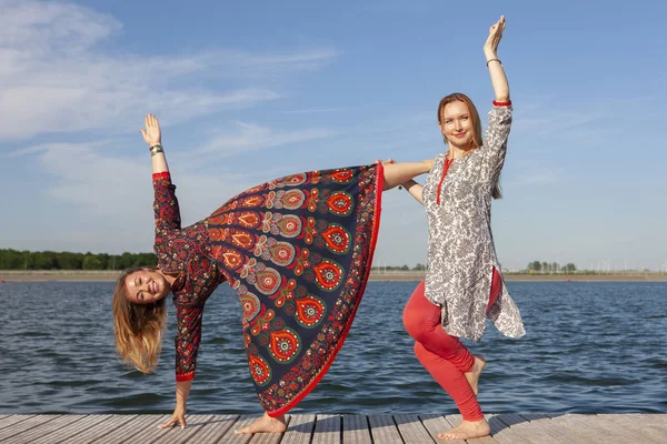 Zwei Frauen beim Sport im Park. junge schöne Frau macht zusammen Übungen im Freien. — Stockfoto