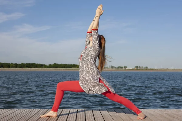 Frau macht Yoga am See - entspannen in der Natur — Stockfoto
