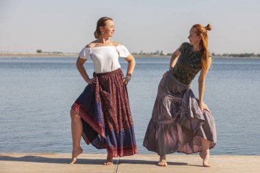 İki Olgun kadın tutmak yaz aylarında yoga yaparak uygun
