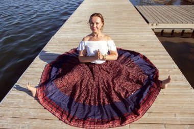 Sabah parkında yoga yapan genç bir kadın.