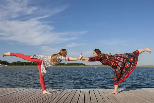 Zwei Frauen beim Sport im Park. junge schöne Frau macht zusammen Übungen im Freien. — Stockfoto