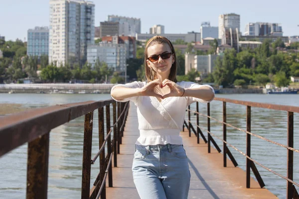 Mujer joven en el muelle en el río . — Foto de Stock