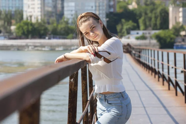 Giovane donna sul molo al fiume . — Foto Stock