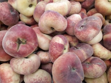 incir şeftali, düz şeftali. lezzetli sulu olgun incir şeftali arka plan. çiftçilere taze lezzetli şeftali meyve. Kırmızı Olgun incir şeftali arka plan dokusu, tarımsal ürünler, piyasada satış. Hasat.