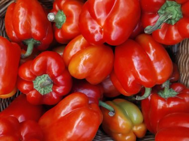 Kırmızı biber yakın. Mağazada bir çekmecede taze sebze ve meyve.