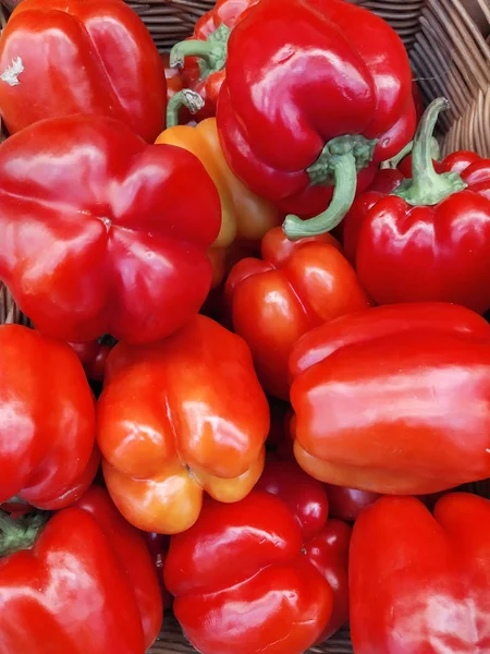 Kırmızı biber yakın. Mağazada bir çekmecede taze sebze ve meyve.
