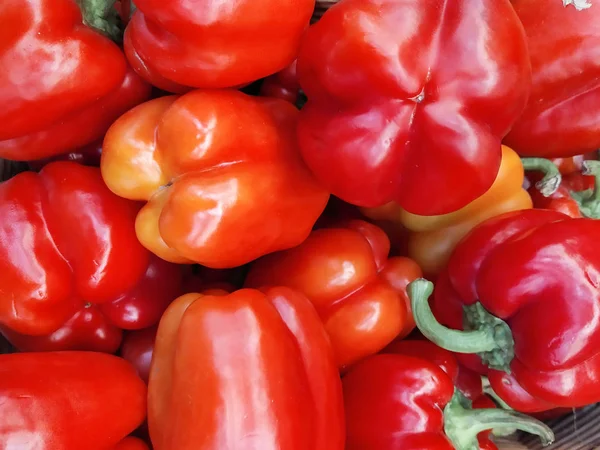 Kırmızı biber yakın. Mağazada bir çekmecede taze sebze ve meyve.