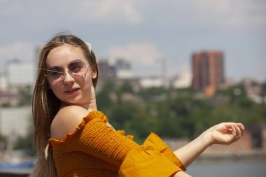 uzun sarı saçlı olumlu genç bir kadın portresi