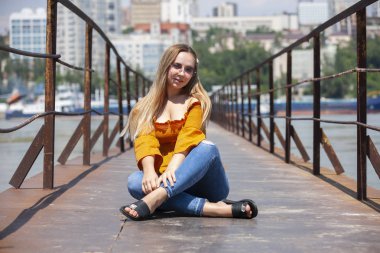 Beret şapka ile sarışın kadının güzel portre.