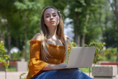 Bayan Park yeşil çim üstünde laptop