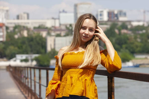 Hermosa mujer joven al aire libre. Disfruta de la naturaleza. Chica Sonriente Saludable en el Parque de Primavera . — Foto de Stock