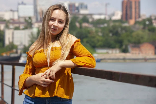 Hermosa mujer joven al aire libre. Disfruta de la naturaleza. Chica Sonriente Saludable en el Parque de Primavera . — Foto de Stock