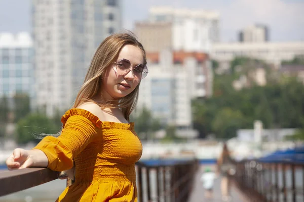 Mujer rubia mirando la cámara. Mujer rubia con cejas gruesas y ojos azules . — Foto de Stock