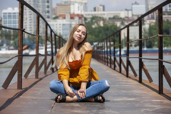 Belo retrato de mulher loira com chapéu de boina . — Fotografia de Stock