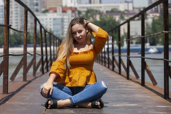 Retrato de emocional alegre feliz jovem movendo a cabeça com belo cabelo loiro longo — Fotografia de Stock