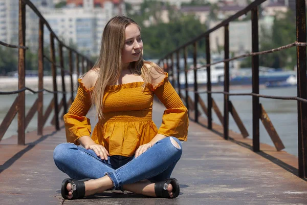 Retrato de emocional alegre feliz jovem movendo a cabeça com belo cabelo loiro longo — Fotografia de Stock