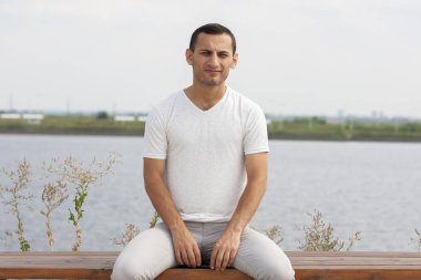 Dışarıdan gülümseyen yakışıklı adamın portresi.