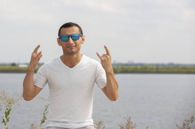 Dışarıdan gülümseyen yakışıklı adamın portresi.