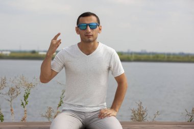 Dışarıdan gülümseyen yakışıklı adamın portresi.