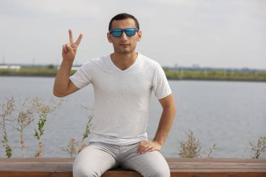 Dışarıdan gülümseyen yakışıklı adamın portresi.