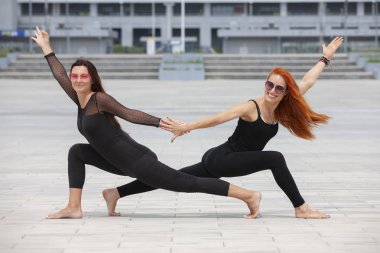 İki Olgun kadın tutmak yaz aylarında yoga yaparak uygun