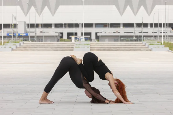Två mogna kvinnor att hålla passform genom att göra yoga på sommaren — Stockfoto