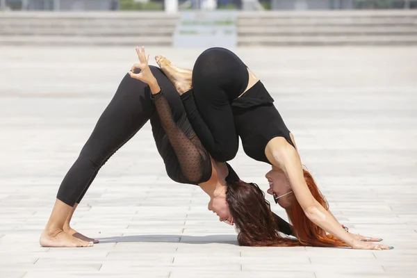 Zwei reife Frauen halten sich fit, indem sie im Sommer Yoga machen — Stockfoto