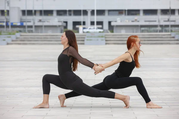 Two mature women keeping fit by doing yoga in the summer — Stock Photo, Image