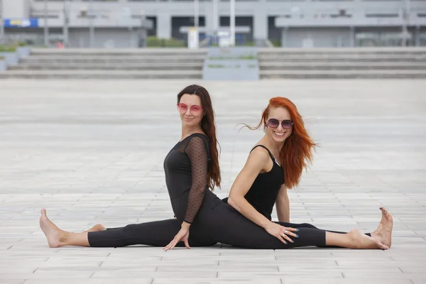 Dos mujeres maduras manteniéndose en forma haciendo yoga en el verano — Foto de Stock